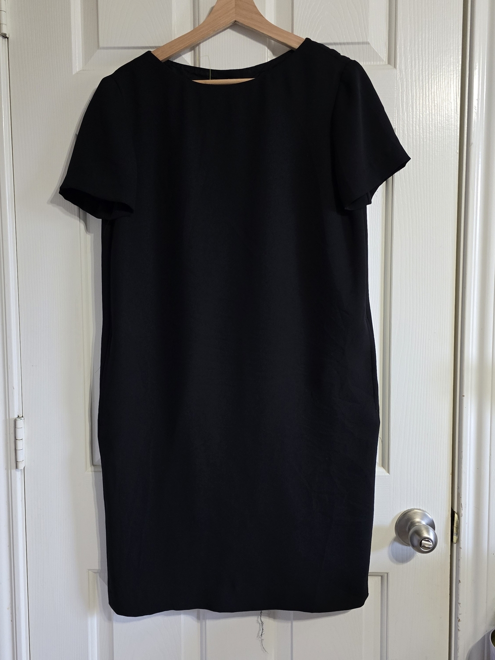 Liz Claiborne Black Solid Shift Dress Round Neck Short Sleeve Button Back 6